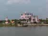 pink_house1.jpg (14858 bytes)